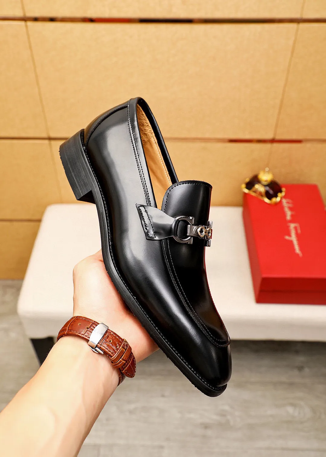 Men's shoes 💰460 💐 Product trademark: Ferragamo "Ferragamo" casual leather shoes Regular size: 38-44 (45🉑️customized) Product materials: Selected imported first-layer open-edge beaded calfskin upper + luxury hardware buckle, imported water-dyed cowhide leather lining. Strong three-dimensional visual effect, original combination outsole Color: 2⃣️colors available
